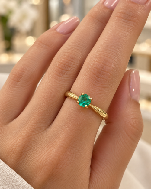 Anillo de oro 18k con esmeralda natural