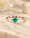Anillo de oro blanco 18k con esmeralda natural de 3.9 mm