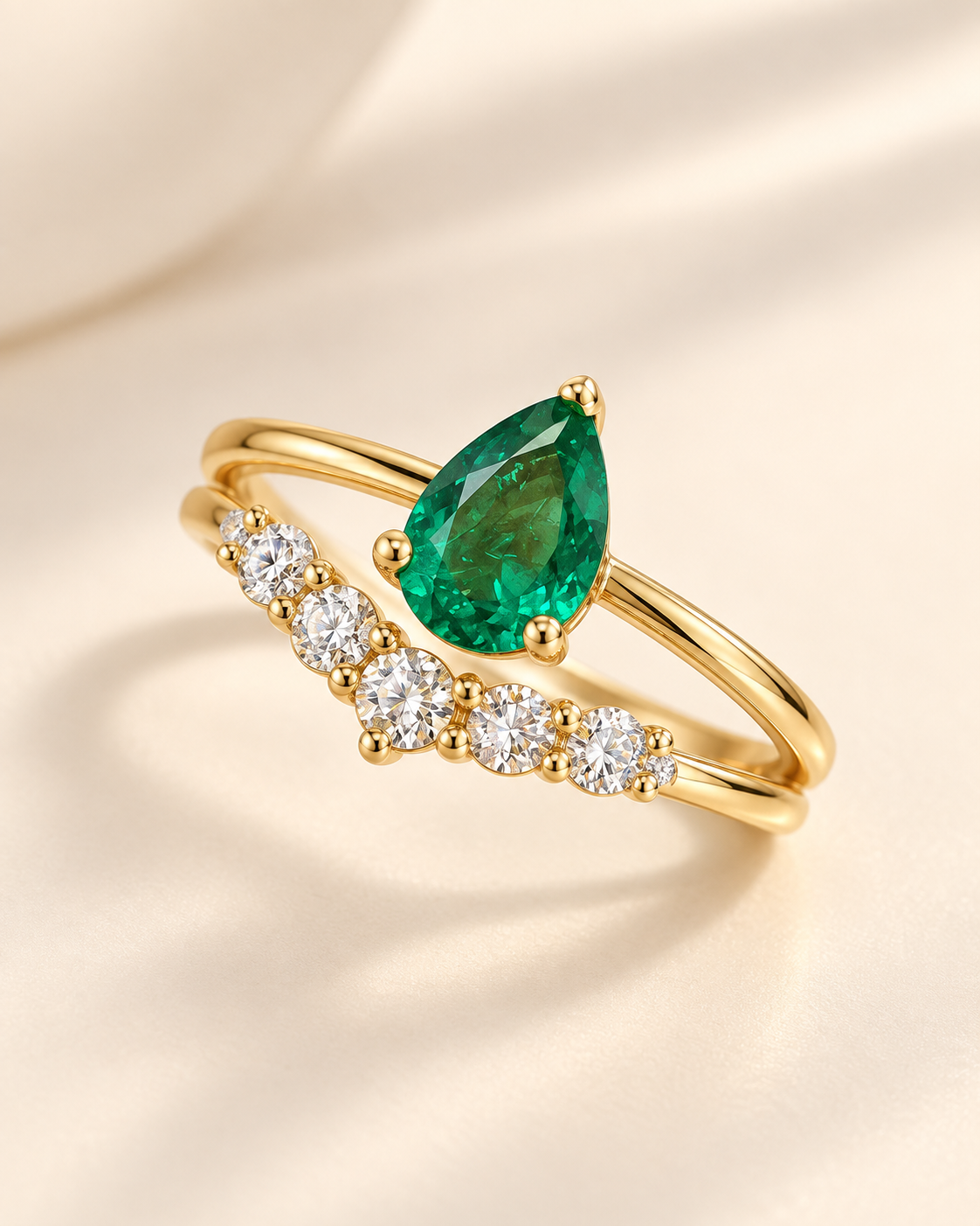 Argolla y pisa argolla en oro 18k con esmeralda natural y diamantes