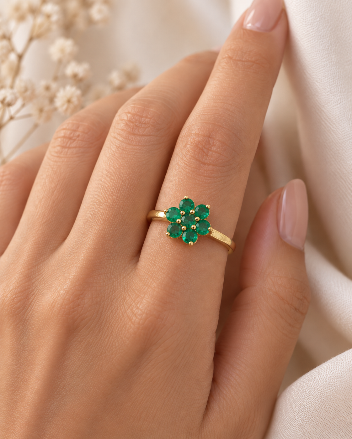 Anillo oro 18k diseño flor con esmeraldas naturales